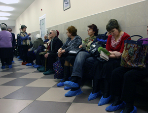 Uomo morto per tre ore seduto in fila nell'ospedale di Rostov