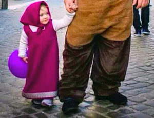 Un italiano e sua figliola, travestiti da Masha e Orso al carnevale di Venezia, hanno commosso internauti (FOTO)