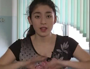 L'alunna di Kazakhstan «canta» in linguaggio mimico-gestuale (VIDEO)