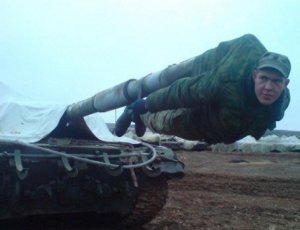 Un mezzo corazzato «impazzito» semina il panico a San Pietroburgo