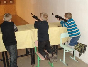Nelle scuole ucraine insegneranno il tiro agli alunni