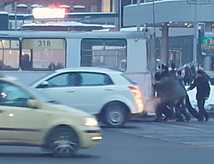 Ekaterinburgo: cittadini, in fretta per raggiungere il posto di lavoro, spostano un filobus guasto (VIDEO)