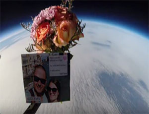 Un russo lancia un mazzo dei fiori nello spazio (VIDEO) / Per fare auguri alla moglie