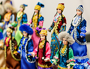 A Tjumeň gli appassionati di bambole trasformano le Barbie in ragazze tatare (FOTO)