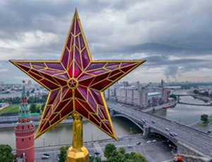 Turisti che lanciano droni sopra il Cremlino finiscono sul banco degli imputati