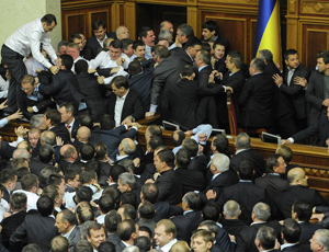 Deputati ucraini se le danno di santa ragione nella Verkhovna Rada (FOTO, VIDEO) / Una deputata graffia il viso a un collega