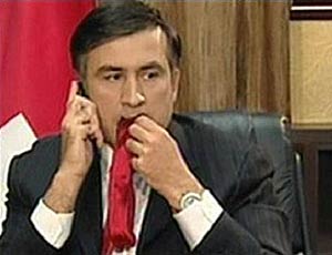 Un modo sbalorditivo di indossare i pantaloni di Mikhail Saakashvili (FOTO)