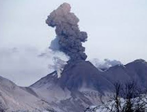 Il vulcano Zhupanovsky in Kamchatka erutta una colonna di cenere alta 8 km (VIDEO)