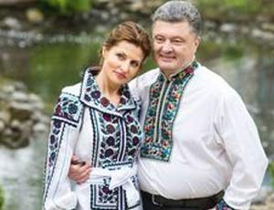 La consorte del presidente ucraino compare in pubblico con un abito tradizionale fatto a mano da 2 mila euro (FOTO) / In una sfilata di moda di beneficienza