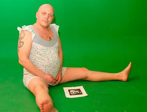 Al concorso per le donne in gravidanza c'è un uomo incinto (FOTO) / Padre di quattro figli sperimenta le doglie sulla propria pelle