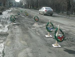 I russi mettono lapidi sulle strade in cattive condizioni (FOTO)