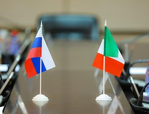 Matteo Renzi chiederà a Putin di togliere l'embargo all'Italia / Il Cremlino non solleverà la questione, ma è disposto a discuterla