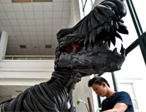 Studenti cinesi hanno creato un dinosauro coi pneumatici (FOTO)