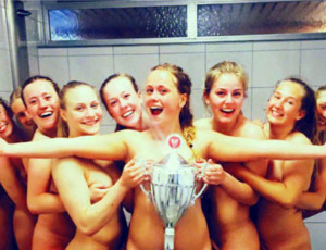 Danimarca: le campionesse di pallamano si spogliano dopo la vittoria (FOTO) / L'immagine hot ha portato più popolarità alle ragazze che il titolo da loro conquistato