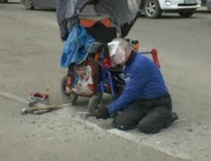 Un pensionato disabile distrugge bordo del marciapiede per raggiungere l'ospedale (FOTO)