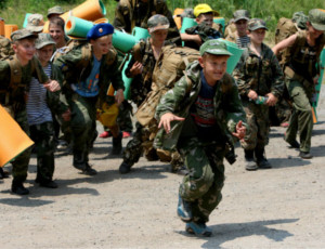 La Russia lancia il movimento militare-patriottico «Yunarmiya» / Agli adolescenti insegneranno la strategia militare e l'uso d'armi