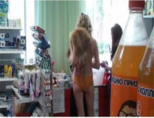 Fa caldo..una russa viene a fare la spesa topless (FOTO) / Con la pelle di volpe addosso