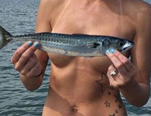 Le pescatrici sexy indossano pesci al posto di costume da bagno (FOTO)