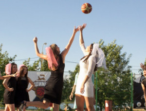 In Baschiria una cestista ha festeggiato l'addio al nubilato sul campo da basket (FOTO)