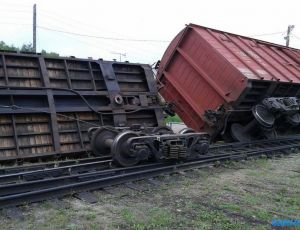 A Sakhalin sono deragliati 4 vagoni pieni di munizioni (FOTO) / Il convoglio verrà rimesso sui binari dopo lo scarico delle munizioni