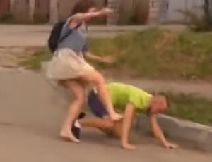 Una ragazza russa picchia selvaggiamente l'amante infedele (VIDEO 18+)
