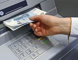 A Mosca truffatori versano sul conto oltre 43 mila euro…di soldi finti / Gli imbroglioni hanno infilato banconote giocattolo nei bancomat