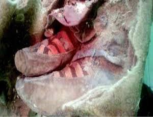 Scienziati in Mongolia studiano una mummia «in scarpe sportive» / I resti risalgono a 1.500 anni fa