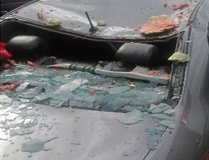 In Siberia anguria buttata dalla finestra danneggia un'auto (VIDEO)