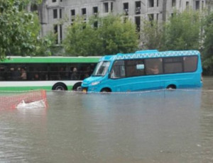 Diluvio universale a Mosca (VIDEO) / La capitale russa galleggia come Venezia