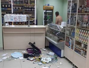 Uomo nudo aggredisce commessa e devasta il negozio (FOTO, VIDEO) / Ignoto il motivo del gesto