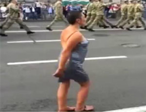 Un travestito marcia a passo d'oca con militari ucraini (VIDEO) / Alla prova generale della sfilata militare per il Giorno dell'Indipendenza