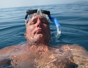 Viaggiatore con danni alla colonna vertebrale raggiuge a nuoto la Crimea / Salpando da Sochi con una zattera gonfiabile carica di provviste