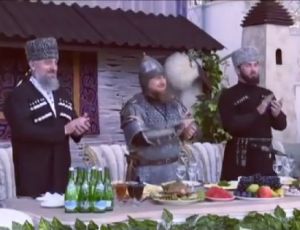 Alle elezioni il signore della Cecenia si presenta con armatura e lancia (VIDEO) / Al seggio elettorale Ramzan Kadyrov esegue una lezginka