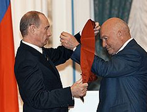 L'ex sindaco di Mosca annuncia la sua «riabilitazione» / Putin ha insignito di un ordine Jurij Lužkov