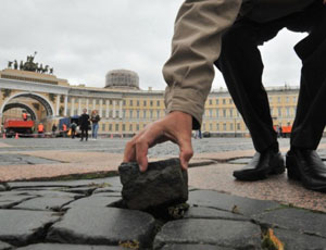 A San Pietroburgo s'incolla il lastricato perché non lo rubino