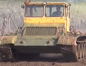 Agricoltori siberiani usano carri armati come aratri (VIDEO)