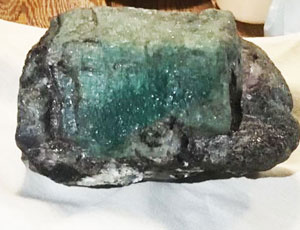 Negli Urali «geologi abusivi» tentano di vendere smeraldo da 1 kg (FOTO)
