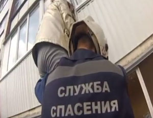 Negli Urali pensionata cerca di calarsi dal terzo piano con lenzuola legate (VIDEO)