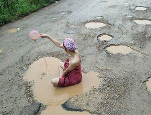 In Tailandia le donne fanno bagno collettivo nelle fosse stradali (FOTO)