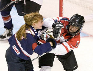 Ghiaccio impetuoso: partita di Lega femminile di hockey finisce in rissa (VIDEO)
