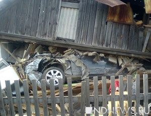 Negli Urali una macchina s'infila dentro la casa di due pensionati (FOTO) / L'auto di marca straniera un mese fa ha trafitto l'edificio, rimanendo incastrata