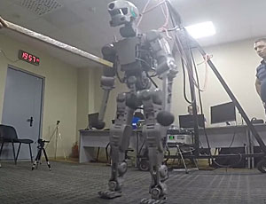 La Russia presenta un robot destinato a conquistare il cosmo (VIDEO)