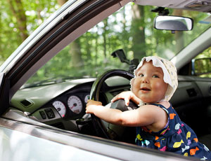 Al volante coi pannolini: cinesino di 4 anni ruba la macchina dei genitori (VIDEO)
