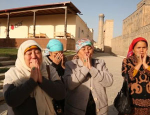 Gli uzbeki fanno pellegrinaggi di massa alla tomba del presidente (VIDEO)