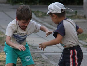Nel Kirghizistan padri fanno partecipare i propri bambini a scazzottate