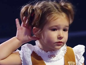 Video di bambina russa di 4 anni che sa 7 lingue è diventato un hit della rete (VIDEO)