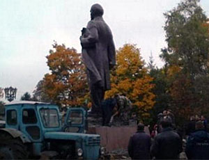 In Ucraina han buttato giù l'ultimo Lenin / Se nessuno comprerà il monumento, verrà rottamato e fuso