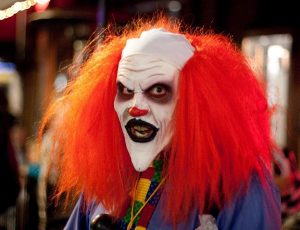 A San Pietroburgo un «clown cattivo» spaventa i passanti (FOTO)