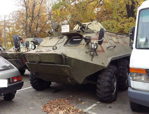 Fiorente mercato dei mezzi blindati dismessi per le strade di Kiev