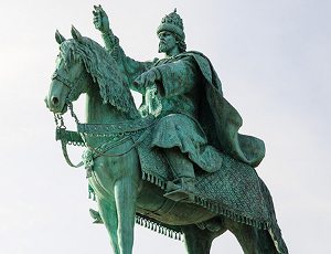 Ad Orël sbeffeggiato il monumento a Ivan il Terribile (FOTO) / La testa della statua è stata coperta con un sacco